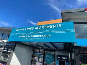 圣海伦斯Bay Of Fires Apartments的建筑里火 ⁇ 公寓的标志