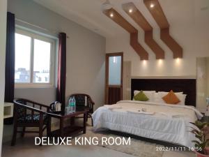 阿格拉马克斯酒店的一间卧室配有大床和 ⁇ 鸟形床