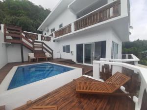 阿瓦鲁阿Mai'i Villa 2 - Muri的一座带游泳池和甲板的房子