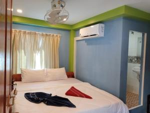 瓜隆岛Villa Koh Rong的一间设有一张蓝色和绿色墙壁的床的房间