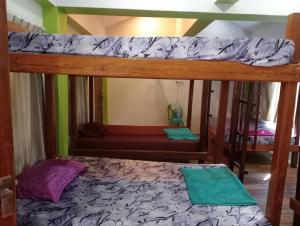 瓜隆岛Villa Koh Rong的一间卧室配有两张双层床。
