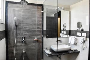 KatraHotel Platinum Shravasti的带淋浴、水槽和水槽的浴室