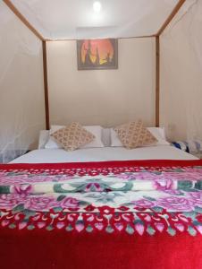 帕特南Namaste Beach Huts的一张床上的床上,上面有红毯