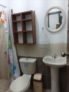 伊基托斯Emmanuel&Cavita的一间带卫生间、水槽和镜子的浴室
