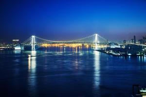 东京东京湾洲际酒店的夜间在水面上方的一座大白桥