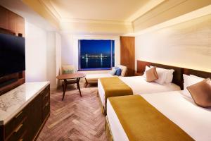 东京东京湾洲际酒店的酒店客房设有两张床和电视。