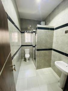 YanyanOfficer Condo Apartments的浴室配有卫生间、淋浴和盥洗盆。