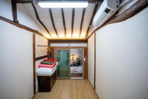 大邱Hanok1942的走廊上设有1间带1张床和天花板的房间