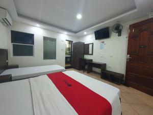 河内Ha Noi Vang Hotel Hoang Ngan的一间卧室配有一张带红白毯子的床