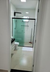 戈亚斯州上帕莱索Kit Dona Branca的一间带玻璃淋浴和卫生间的浴室