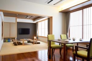天童市天童酒店的客厅配有桌椅和电视。