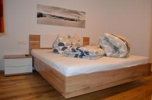 奥法赫Appartement Dorfblick的一张床上的枕头