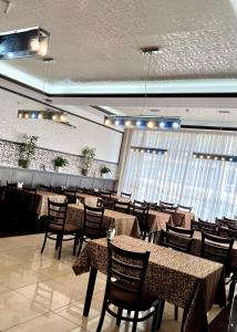 基希讷乌IRIS Hotel的餐厅内带桌椅的用餐室