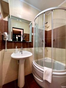 基希讷乌IRIS Hotel的一间带水槽和淋浴的浴室