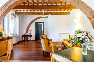 帕贾尼克Il Casale delle Rose的客厅配有黄色的沙发和桌子