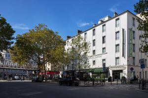巴黎Hôtel Tourisme Avenue的路边有白色建筑的街道