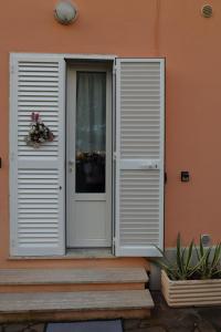尼阿博勒皮耶韦La Casina di Zia Zita的门廊房子上的白色门