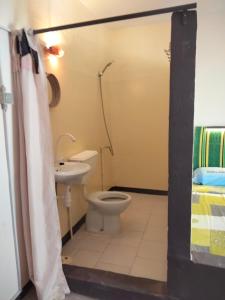 MboroGaal-Gui, chez Guillaume的一间带卫生间和水槽的浴室