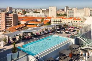 里斯本里斯本史诗萨纳酒店的大楼顶部游泳池的顶部景色