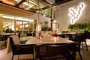 里斯本里斯本史诗萨纳酒店的餐厅内带桌椅的用餐室