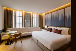 乌隆他尼Hotel MOCO的酒店客房设有一张大床和一张沙发。