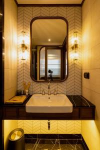 乌隆他尼Hotel MOCO的一间带水槽和镜子的浴室