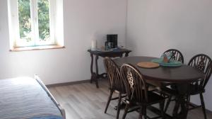Saint-Priest-la-PlaineCaptains Cabin, private appartement neuf dans vielle maison campagne的一间带木桌和椅子的用餐室