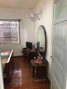萨尔托Las Abuelas的客房设有镜子、桌子和书桌