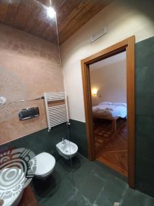 Marsico VetereAzienda Agricola Il Querceto的一间带卫生间、水槽和床的浴室