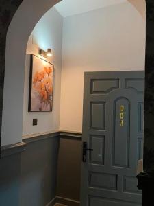 欧拉ALULA WINTER的墙上一幅画的房门