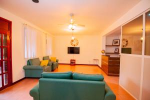 达累斯萨拉姆Dafina Residence的客厅配有两张沙发和一台电视机