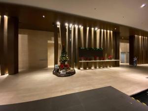 吉隆坡Anggun Residence Modern Suites with Netflix 3Mins to Monorail KL Near KLCC的大堂中间的圣诞树