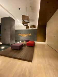 吉隆坡Anggun Residence Modern Suites with Netflix 3Mins to Monorail KL Near KLCC的客厅配有两把紫色和红色椅子