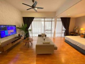 吉隆坡Anggun Residence Modern Suites with Netflix 3Mins to Monorail KL Near KLCC的带沙发、床和电视的客厅