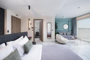 雅典Enattica Suites的一间带大床的卧室和一间客厅