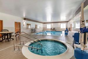格伦蒙特格伦蒙特舒适酒店 - 奥尔巴尼南的一个带热水浴缸的大型室内游泳池