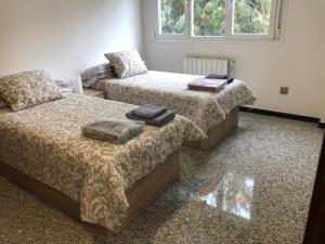 马德里Luxurious 5 Bedroom Apartment in Moncloa-Aravaca的一间卧室设有两张床和窗户。