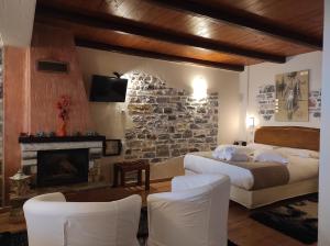 莫雷逊普拉西诺-伽拉吉欧酒店的一间卧室设有两张床和石墙