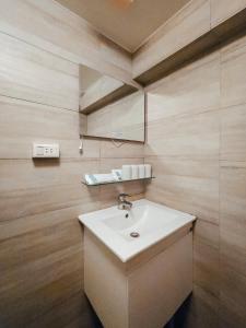 台北台北栈旅店的浴室设有白色水槽和镜子