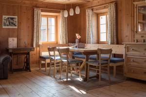 安罗斯Marhof Pustertal的一间带木桌和椅子的用餐室