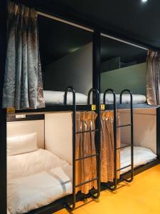 台北台北栈旅店的客房内的两张双层床