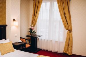 蒂米什瓦拉Hotel Novera的一间卧室配有床和带窗帘的窗户