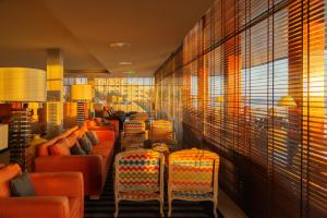 波尔蒂芒阿尔加威赌场酒店的一间设有橙色椅子和窗户的等候室