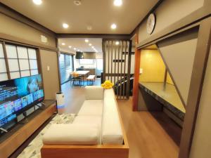 东京KIKI HOUSE的客厅配有白色沙发和电视