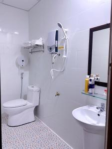 Thôn Tân HộiKhách sạn Ngọc Bích 2的白色的浴室设有卫生间和水槽。