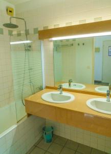 圣马丹德雷Appartement 91 Palais des Gouverneurs的一间带两个盥洗盆和淋浴的浴室
