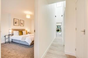 弗姆比Luxury 3-Bedroom House In Formby的卧室配有床和走廊
