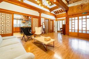 丽水市Elon Hanok Pension的带沙发和咖啡桌的客厅