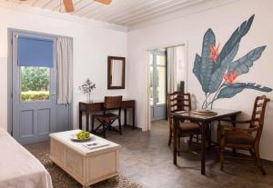 科里夏Porto Kea Suites by Sandglass的客厅配有沙发和桌子