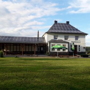 GreifensteinKleines Bahnhofshotel (Gästezimmer)的屋顶上设有太阳能电池板的房子
